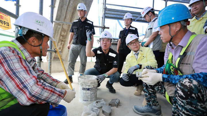 [서울=뉴시스] 김진아 기자 = 김영훈 고용노동부 장관이 지난 23일 오후 정원오 성동구청장과 서울 성동구에 위치한 신축 건설공사 현장을 불시 점검을 하고 있는 모습. (사진=고용노동부 제공) 2025.09.23. photo@newsis.com *재판매 및 DB 금지