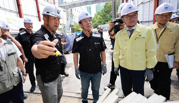 [서울=뉴시스] 김진아 기자 = 김영훈 고용노동부 장관이 23일 오후 정원오 성동구청장과 서울 성동구에 위치한 신축 건설공사 현장을 불시 점검하고 있다. (사진=고용노동부 제공) 2025.09.23. photo@newsis.com *재판매 및 DB 금지