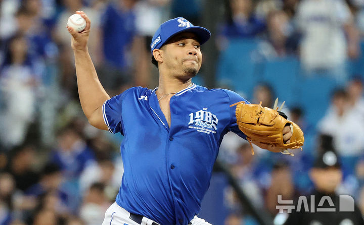 [대구=뉴시스] 이무열 기자 = 23일 대구 수성구 삼성라이온즈파크에서 열린 2025 신한 SOL 뱅크 KBO 리그 두산 베어스와 삼성 라이온즈의 경기, 1회초 삼성 선발투수 가라비토가 공을 던지고 있다. 2025.09.23. lmy@newsis.com