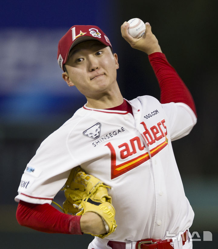 [인천=뉴시스] 김근수 기자 = 23일 인천 미추홀구 SSG랜더스필드에서 열린 2025 KBO리그 KIA 타이거즈와 SSG 랜더스의 경기, 1회초 SSG 랜더스 선발 김건우가 공을 던지고 있다.&nbsp; 2025.09.23. ks@newsis.com