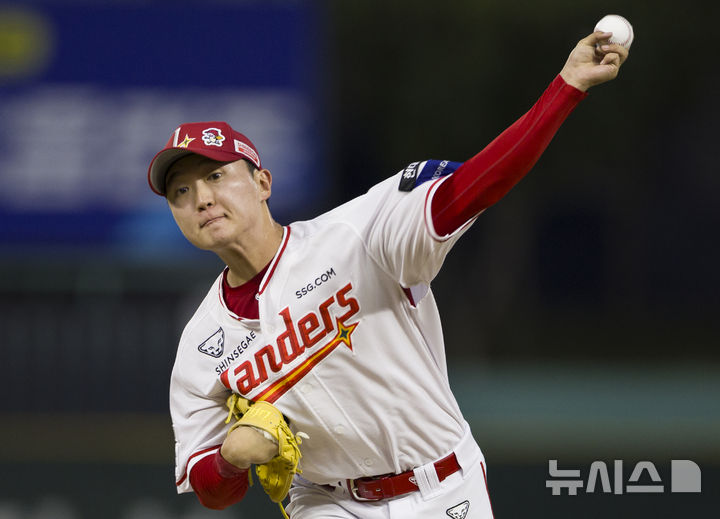 [인천=뉴시스] 김근수 기자 = 23일 인천 미추홀구 SSG랜더스필드에서 열린 2025 KBO리그 KIA 타이거즈와 SSG 랜더스의 경기, 1회초 SSG 랜더스 선발 김건우가 공을 던지고 있다. 2025.09.23. ks@newsis.com