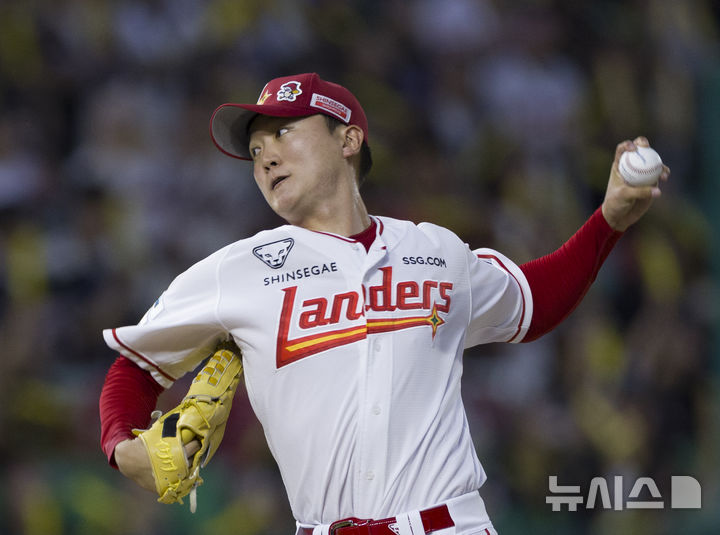 [인천=뉴시스] 김근수 기자 = 23일 인천 미추홀구 SSG랜더스필드에서 열린 2025 KBO리그 KIA 타이거즈와 SSG 랜더스의 경기, 1회초 SSG 랜더스 선발 김건우가 공을 던지고 있다. 2025.09.23. ks@newsis.com