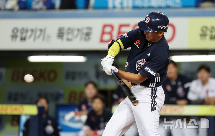 [대구=뉴시스] 이무열 기자 = 23일 대구 수성구 삼성라이온즈파크에서 열린 2025 신한 SOL 뱅크 KBO 리그 두산 베어스와 삼성 라이온즈의 경기, 3회초 1사 2루 상황에서 두산 안재석이 1타점 2루타를 치고 있다. 2025.09.23. lmy@newsis.com