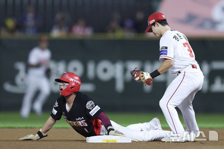 [인천=뉴시스] 김근수 기자 = 23일 인천 미추홀구 SSG랜더스필드에서 열린 2025 KBO리그 KIA 타이거즈와 SSG 랜더스의 경기, 4회초 1사 위즈덤의 타석 때 1루 주자 박찬호가 2루 도루 시도를 하고 있다. 결과는 아웃. 2025.09.23. ks@newsis.com