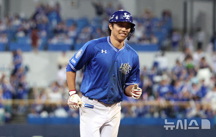 [대구=뉴시스] 이무열 기자 = 23일 대구 수성구 삼성라이온즈파크에서 열린 2025 신한 SOL 뱅크 KBO 리그 두산 베어스와 삼성 라이온즈의 경기, 3회말 1사 1루 상황에서 삼성 이재현이 투런 홈런을 친 뒤 그라운드를 돌고 있다. 2025.09.23. lmy@newsis.com