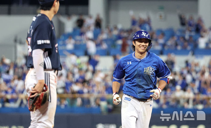 [대구=뉴시스] 이무열 기자 = 23일 대구 수성구 삼성라이온즈파크에서 열린 2025 신한 SOL 뱅크 KBO 리그 두산 베어스와 삼성 라이온즈의 경기, 3회말 1사 1루 상황에서 삼성 이재현이 투런 홈런을 친 뒤 그라운드를 돌고 있다. 2025.09.23. lmy@newsis.com