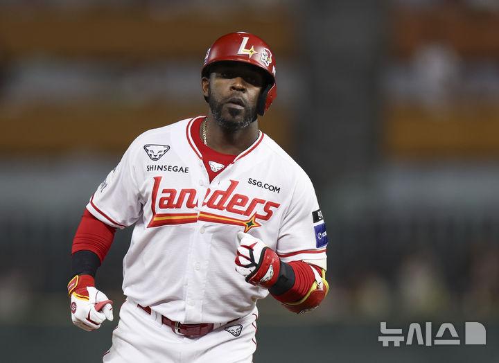 [인천=뉴시스] 김근수 기자 = 23일 인천 미추홀구 SSG랜더스필드에서 열린 2025 KBO리그 KIA 타이거즈와 SSG 랜더스의 경기, 5회초 2사 주자 1루 상황에서 SSG 에레디아가 투런 홈런을 치고 베이스를 돌고 있다. 2025.09.23. ks@newsis.com