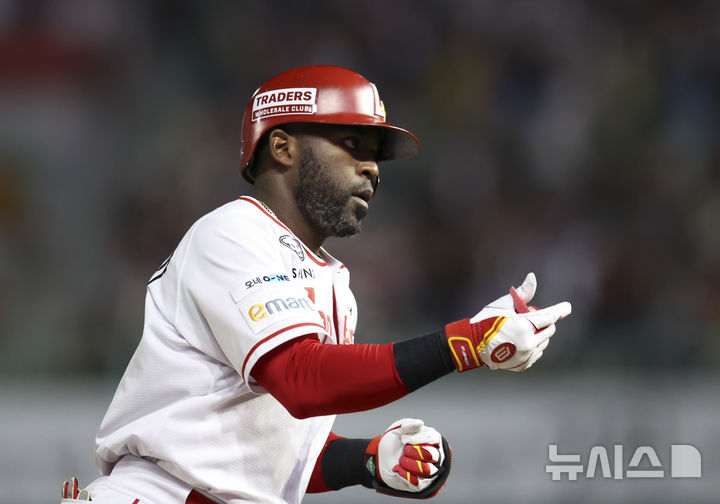 [인천=뉴시스] 김근수 기자 = 23일 인천 미추홀구 SSG랜더스필드에서 열린 2025 KBO리그 KIA 타이거즈와 SSG 랜더스의 경기, 5회초 2사 주자 1루 상황에서 SSG 에레디아가 투런 홈런을 치고 베이스를 돌고 있다. 2025.09.23. ks@newsis.com