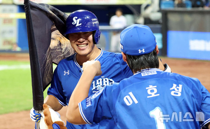 [대구=뉴시스] 이무열 기자 = 23일 대구 수성구 삼성라이온즈파크에서 열린 2025 신한 SOL 뱅크 KBO 리그 두산 베어스와 삼성 라이온즈의 경기, 6회말 1사 주자 없는 상황에서 삼성 이성규가 솔로 홈런을 친 뒤 더그아웃에 들어서며 동료들과 기뻐하고 있다. 2025.09.23. lmy@newsis.com