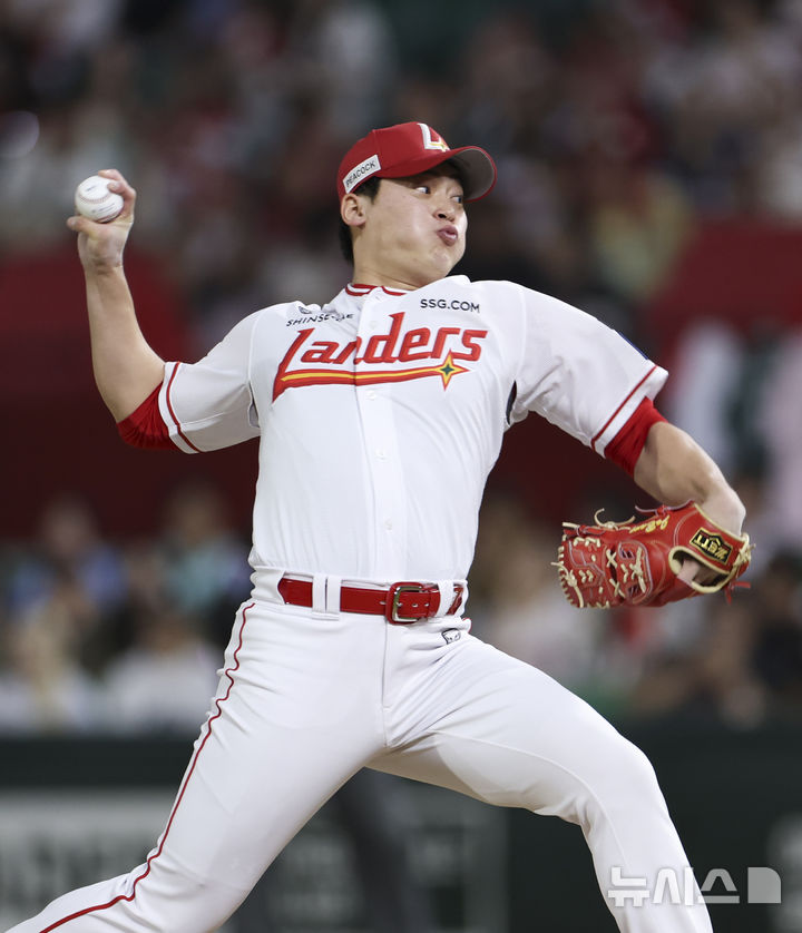 [인천=뉴시스] 김근수 기자 = 23일 인천 미추홀구 SSG랜더스필드에서 열린 2025 KBO리그 KIA 타이거즈와 SSG 랜더스의 경기, 9회초 SSG 마무리 투수 조병현이 공을 던지고 있다. 2025.09.23. ks@newsis.com