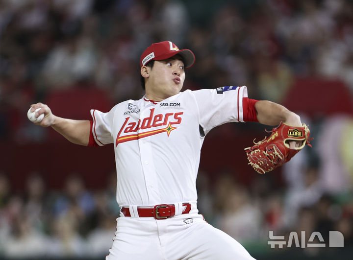 [인천=뉴시스] 김근수 기자 = 23일 인천 미추홀구 SSG랜더스필드에서 열린 2025 KBO리그 KIA 타이거즈와 SSG 랜더스의 경기, 9회초 SSG 마무리 투수 조병현이 공을 던지고 있다. 2025.09.23. ks@newsis.com