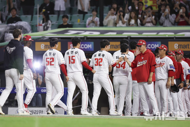[인천=뉴시스] 김근수 기자 = 23일 인천 미추홀구 SSG랜더스필드에서 열린 2025 KBO리그 KIA 타이거즈와 SSG 랜더스의 경기에서 SSG 랜더스가 5-0으로 승리를 거두고 SSG 이숭용 감독과 선수들이 기쁨을 나누고 있다. 2025.09.23. ks@newsis.com