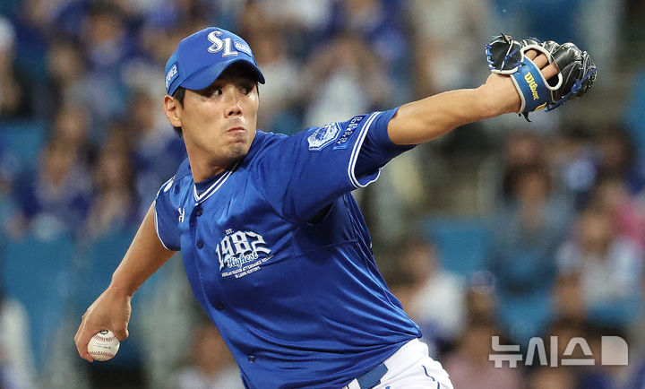 [대구=뉴시스] 이무열 기자 = 23일 대구 수성구 삼성라이온즈파크에서 열린 2025 신한 SOL 뱅크 KBO 리그 두산 베어스와 삼성 라이온즈의 경기, 9회초 삼성 마무리 투수 김재윤이 역투하고 있다. 2025.09.23. lmy@newsis.com