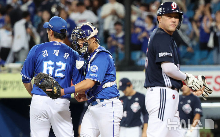 [대구=뉴시스] 이무열 기자 = 23일 대구 수성구 삼성라이온즈파크에서 열린 2025 신한 SOL 뱅크 KBO 리그 두산 베어스와 삼성 라이온즈의 경기, 7-5로 승리한 삼성 마무리 투수 김재윤과 포수 이병헌이 기뻐하고 있다. 2025.09.23. lmy@newsis.com