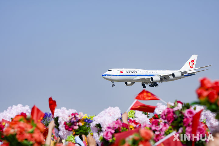 [우루무치=신화/뉴시스] 23일 시진핑 중국 국가주석의 전용기가 23일 신장위구르자치구 성도 우루무치에 도착하고 있다. 2025.09.23.