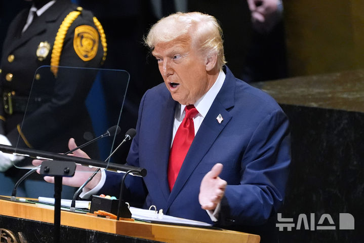 [뉴욕=AP/뉴시스]도널드 트럼프 미국 대통령이 23일(현지 시간) 미국 뉴욕의 유엔 본부에서 열린 제80차 고위급 회기 일반토의에서 연설하고 있다. 트럼프 대통령의 유엔 총회 연설은 5년만이며, 직접 총회장에서 연설하는 것은 2019년 이후 처음이다. 2025.09.24.