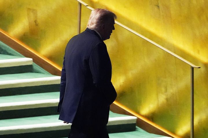 [뉴욕=AP/뉴시스]도널드 트럼프 미국 대통령이 23일(현지 시간) 미국 뉴욕의 유엔 본부에서 열린 제80차 고위급 회기 일반토의에서 연설을 마친 뒤 퇴장하고 있다. 트럼프 대통령의 유엔 총회 연설은 5년만이며, 직접 총회장에서 연설하는 것은 2019년 이후 처음이다. 2025.09.24.