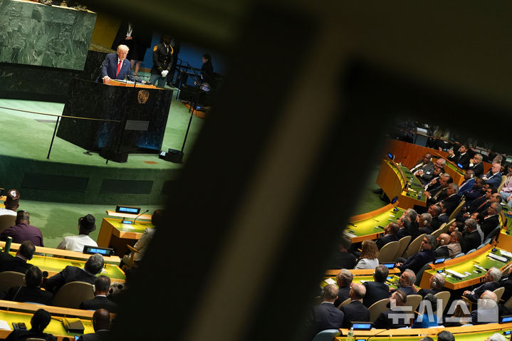 [뉴욕=AP/뉴시스]도널드 트럼프 미국 대통령이 23일(현지 시간) 미국 뉴욕의 유엔 본부에서 열린 제80차 고위급 회기 일반토의에서 연설하고 있다. 트럼프 대통령의 유엔 총회 연설은 5년만이며, 직접 총회장에서 연설하는 것은 2019년 이후 처음이다. 2025.09.24.