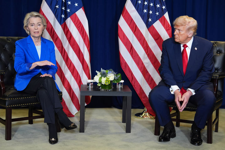 [뉴욕=AP/뉴시스] 도널드 트럼프 미국 행정부가 유럽연합(EU) 집행위원회의 유럽 내 러시아 동결자산 우크라이나 지원 구상에 동의하지 않는다는 뜻을 밝힌 것으로 알려졌다. 사진은 트럼프 대통령(오른쪽)과 우르줄라 폰데어라이엔 EU 집행위원장이 지난달 23일(현지 시간) 미국 뉴욕 유엔 본부에서 열린 유엔총회를 계기로 회담하는 모습. 2025.10.21.