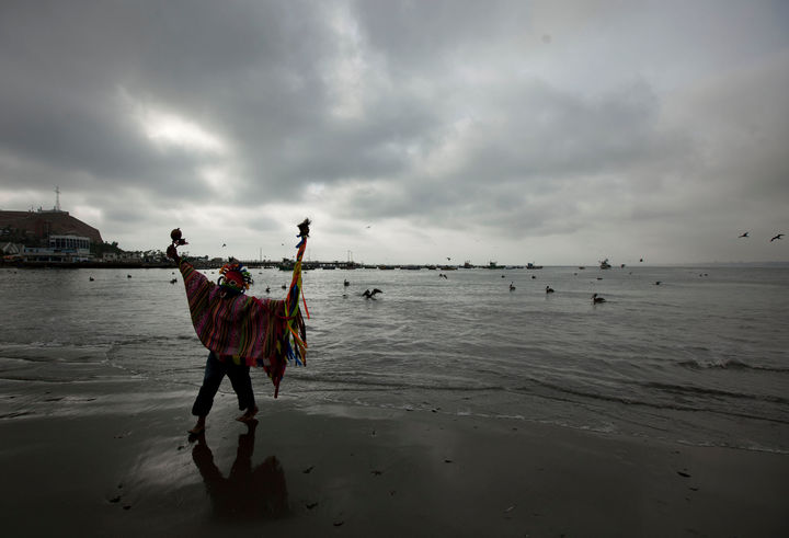 [리마( 페루)=AP/뉴시스] 페루 무속인들의 새해 예언을 위한 리마의 연말 해변 제례 의식중 마야족의 사도 한 명이 제사를 위한 무속 춤을 추고 있다. (AP 2012 자료사진). 2025. 12. 30.&nbsp; 