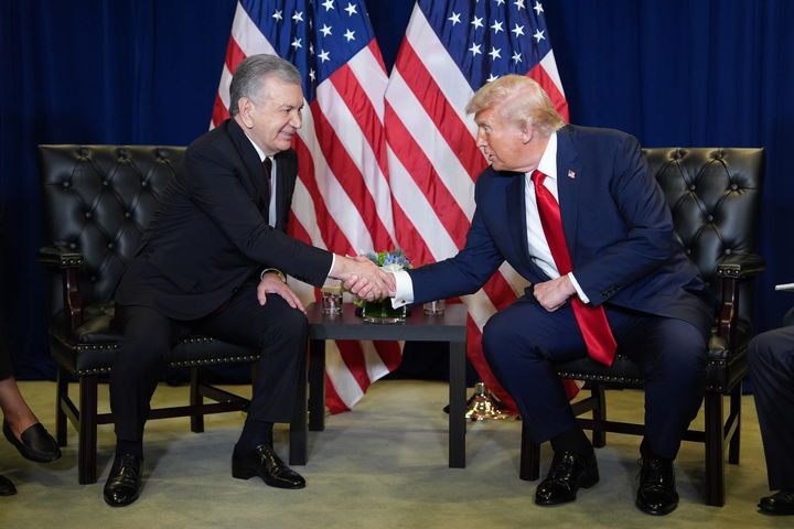 [뉴욕=AP/뉴시스] 도널드 트럼프 미국 대통령(오른쪽)이 지난달 23일(현지 시간) 미국 뉴욕 유엔본부에서 열린 유엔총회를 계기로 샤브카트 미르지요예프 우즈베키스탄 대통령과 회담하고 있다. 트럼프 대통령은 내달 6일 워싱턴에서 중앙아시아 5개국과 정상회의를 가질 예정이다. 2025.10.27.