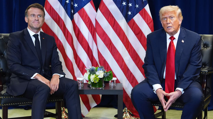 [뉴욕=AP/뉴시스]도널드 트럼프 미 대통령과 에마뉘엘 마크롱 프랑스 대통령이 23일(현지시각) 유엔 총회 기간중 회담하고 있다. 2025.9.24. 