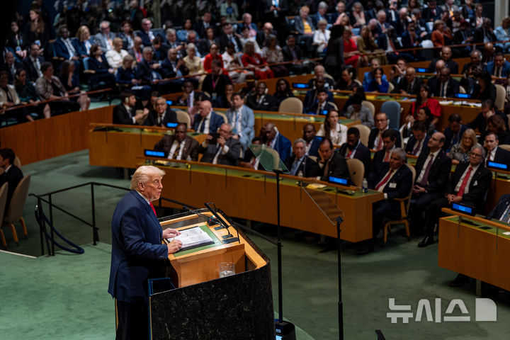 [뉴욕=AP/뉴시스]도널드 트럼프 미국 대통령이 23일(현지 시간) 미국 뉴욕의 유엔 본부에서 열린 제80차 고위급 회기 일반토의에서 연설하고 있다. 트럼프 대통령의 유엔 총회 연설은 5년만이며, 직접 총회장에서 연설하는 것은 2019년 이후 처음이다. 2025.09.24.