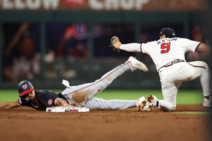 [애틀랜타=AP/뉴시스] 애틀랜타 브레이브스의 김하성이 24일(한국 시간) 미국 조지아주 애틀랜타의 트루이스트 파크에서 열린 2025 MLB 워싱턴 내셔널스와의 경기 3회 상대 도루에 수비하고 있다. 2025.09.24.