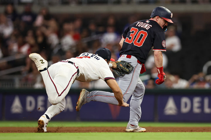 [애틀랜타=AP/뉴시스] 애틀랜타 브레이브스의 김하성이 24일(한국 시간) 미국 조지아주 애틀랜타의 트루이스트 파크에서 열린 2025 MLB 워싱턴 내셔널스와의 경기 4회 몸을 날려 상대 제이콥 영을 태그 아웃 시키고 있다. 2025.09.24.