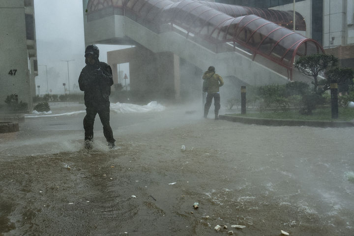 [홍콩=AP/뉴시스] 24일(현지 시간) 제18호 태풍 라가사가 홍콩에 상륙하면서 헝파추엔 지역에서 기자들이 강풍 현장을 취재하고 있다. 2025.09.24.