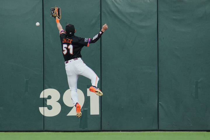 [샌프란시스코=AP/뉴시스] 샌프란시스코 자이언츠의 이정후가 23일(현지 시간) 미 캘리포니아주 샌프란시스코 오라클 파크에서 열린 2025 메이저리그 세인트루이스 카디널스와의 경기 1회 초 라스 눗바의 2루타 타구를 쫓아가고 있다. 이정후는 4타수 1안타 1타점 1삼진을 기록했고, 샌프란시스코는 8-9로 역전패했다. 2025.09.24.