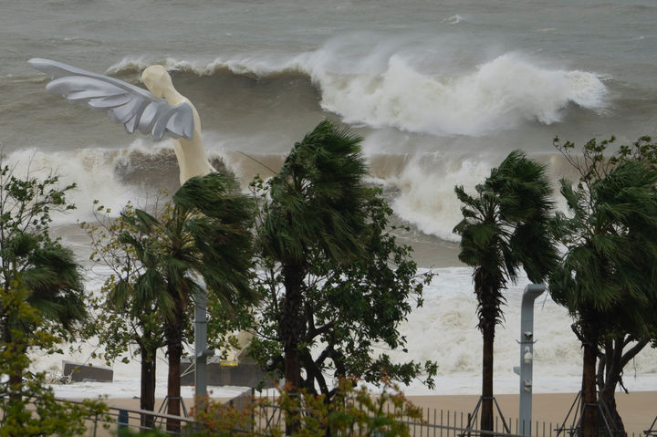 [선전=AP/뉴시스] 24일(현지 시간) 제18호 태풍 라가사가 중국 광둥성 선전의 한 해변에 접근하면서 거대한 파도가 몰아치고 있다. 2025.09.24.