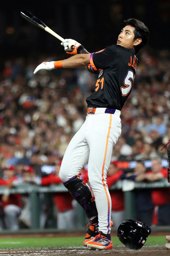 [샌프란시스코=AP/뉴시스] 샌프란시스코 자이언츠의 이정후가 23일(현지 시간) 미 캘리포니아주 샌프란시스코 오라클 파크에서 열린 2025 메이저리그 세인트루이스 카디널스와의 경기 3회 말 파울 타구를 바라보고 있다. 이정후는 4타수 1안타 1타점 1삼진을 기록했고, 샌프란시스코는 8-9로 역전패했다. 2025.09.24.