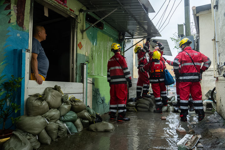 [홍콩=AP/뉴시스] 24일(현지 시간) 제18호 태풍 라가사가 홍콩에 접근하면서 소방관들이 레이유문 지역 거주지를 점검하고 있다. 2025.09.24.