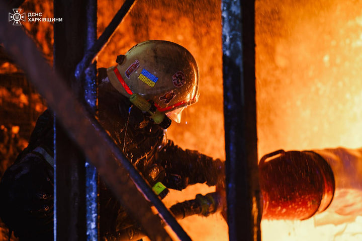 [하르키우=AP/뉴시스] 우크라이나 비상사태국이 제공한 사진에 24일(현지 시간) 하르키우에서 소방관들이 러시아의 드론 공격으로 발생한 화재를 진압하고 있다. 2025.09.25.