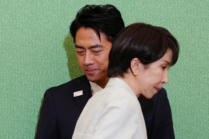 [도쿄=AP/뉴시스]오는 4일 치러질 일본 집권 자민당 총재 선거전이 치열해지고 있는 가운데 선두를 달리는 고이즈미 신지로(小泉進次郎·44) 농림수산상을 다카이치 사나에(高市早苗·64) 전 경제안보상이 뒤쫓고 있는 정세다. 결선투표로 이목이 쏠리는 가운데 당내 유일한 파벌 ‘아소파(43명)’가 키를 쥐고 있다는 분석도 나온다. 사진은 지난달 24일 일본기자클럽이 주최한 집권 자민당 총재 후보 공개토론회에 앞서 고이즈미 농림수산상 앞을 다카이치 전 경제안보상이 지나가고 있는 모습. 2025.10.02.