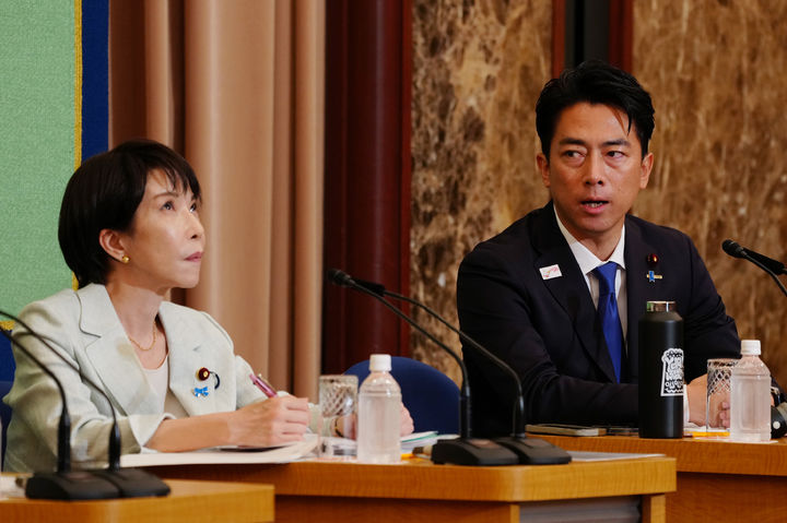 [도쿄=AP/뉴시스]지난달 24일 일본기자클럽이 주최한 일본 집권 자민당 총재 후보 공개토론회에서 고이즈미 신지로 (오른쪽) 농림수산상이 발언하며 다카이치 사나에 전 경제안보상을 바라보고 있다. 202510.04.