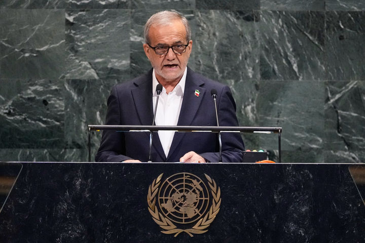 [뉴욕=AP/뉴시스] 마수드 페제시키안 이란 대통령이 24일(현지 시간) 뉴욕에서 열린 제80차 유엔총회에서 연설하고 있다. 페제시키안 대통령은 연설에서 이란은 핵무기를 개발한 적도 없고, 앞으로도 그럴 의도가 없다고 선언했다. 2025.09.25.