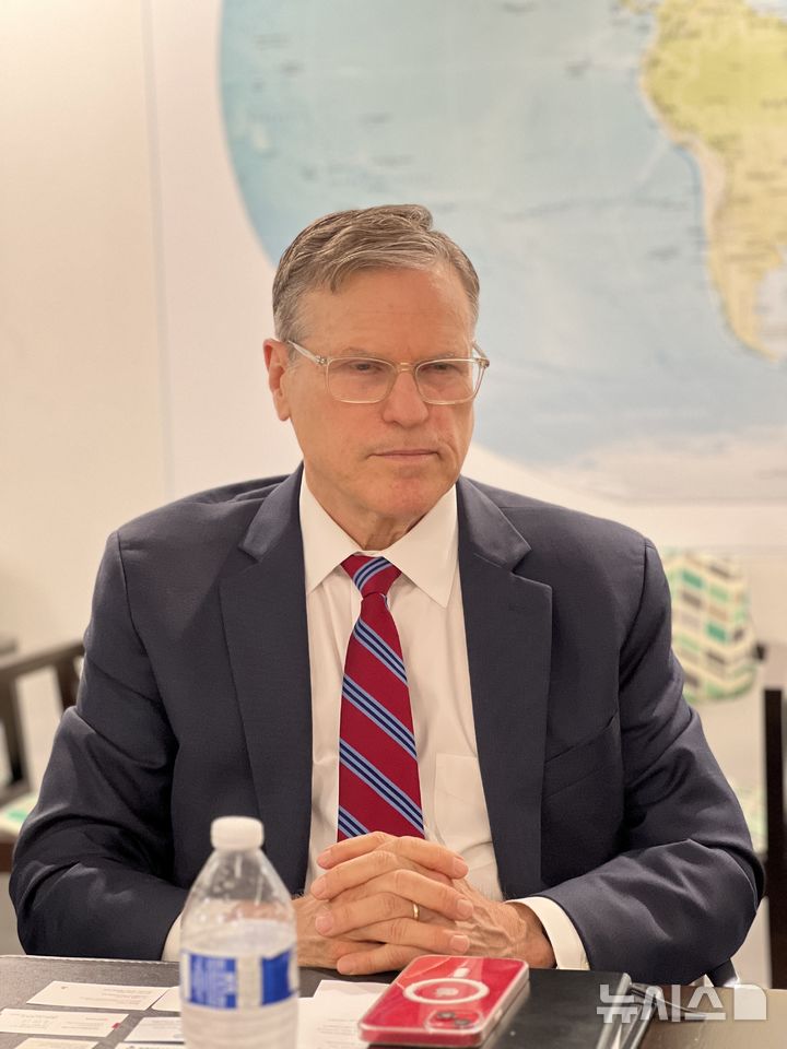 [워싱턴=뉴시스] 패트릭 크로닌 미 허드슨연구소 아시아·태평양 안보 의장이 9월 11일일(현지 시간) 미 워싱턴DC에서 한국언론진흥재단과 미 동서센터의 '한미언론교류 프로그램'에 참가한 한국 기자단과 간담회를 하고 있다. 2025.10.01.