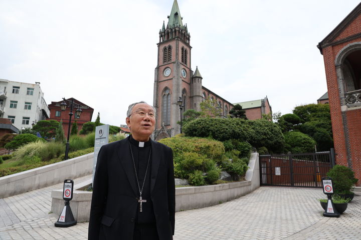 [서울=뉴시스] 지난 8일 서울 중구 천주교 서울대교구청에서 만난 천주교 서울대교구 총대리 구요비 주교 (사진=천주교 서울대교구 제공) 2025.09.24. photo@newsis.com *재판매 및 DB 금지