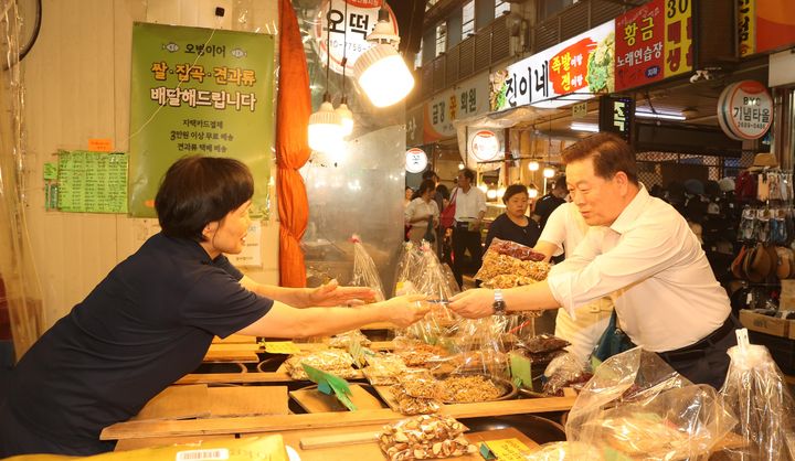 [광명=뉴시스] 박승원 광명시장이 2024년 9월 추석 명절을 앞두고 새마을 전통시장을 찾아 광명사랑화폐로 상품을 구매하고 있다.(사진=광명시 제공)2025.09.24.photo@newsis.com *재판매 및 DB 금지