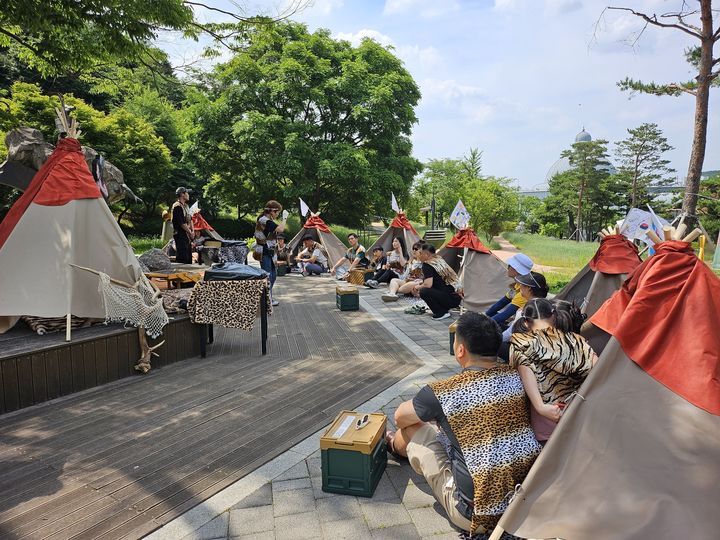 '선사의 법칙' 막집 짓기 체험 (사진=한국도자재단 제공) *재판매 및 DB 금지