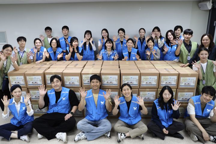 [서울=뉴시스] SPC그룹 임직원들이 지난 23일 서울 양재동 양재종합사회복지관에서 취약계층에 전달할 식품 꾸러미를 만드는 추석맞이 봉사활동을 마치고 기념촬영을 하고 있다.(사진=SPC 제공) *재판매 및 DB 금지