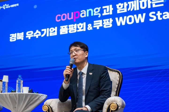 박대준 쿠팡 대표가 23일 스탠포드호텔 안동에서 열린 ‘쿠팡과 함께하는 경북 우수기업 품평회 & 쿠팡 WOW Stage in 경북‘ 행사에서 청년들과 질의응답을 진행하고 있다. (사진=쿠팡 제공) *재판매 및 DB 금지