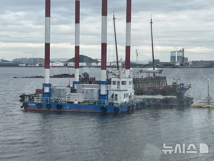 [서울=뉴시스] 지난 19일 전라남도 목포시 목포해양유물전시관에서 보이는 국립해양문화유산연구소 조선통신사선. 2025.09.24. suejeeq@newsis.com