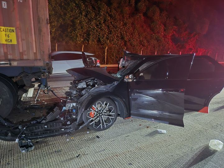 [대구=뉴시스] 23일 오후 11시43분께 달성군 하빈면 대평리 경부고속도로 서울방향에서 3중 추돌사고가 났다. (사진=대구소방안전본부 제공) 2025.09.24. photo@newsis.com *재판매 및 DB 금지