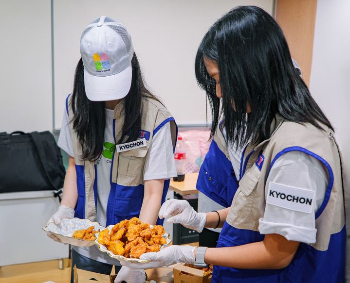 [서울=뉴시스] 지난 19일 대학RCY 봉사회 소속 '촌스러버'들이 성북구립 석관실버복지센터에서 어르신 대상 치매 예방 프로그램을 진행하고 치킨을 나누고 있는 모습.(사진=교촌에프앤비 제공) *재판매 및 DB 금지