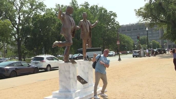[서울=뉴시스]도널드 트럼프 미 대통령과 아동성범죄자 제프리 엡스타인이 손을 잡은 모습의 동상이 워싱턴 중심지 공원 내셔널 몰에 등장했다. (출처=DC 뉴스 나우 유투브 채널) 2025.9.24. *재판매 및 DB 금지