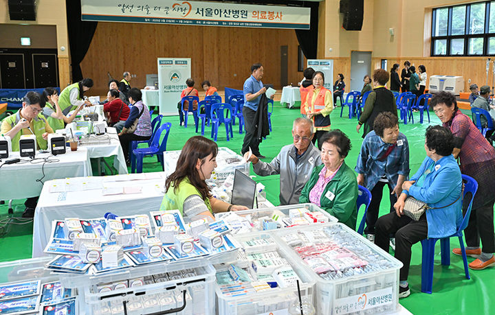 서울아산병원이 지난 23일부터 24일까지 이틀간 정선군 남면 민둥산문화체육센터에서 지역주민 150여 명을 대상으로 무료 이동진료를 진행하고 있다.(사진=정선군 제공) *재판매 및 DB 금지