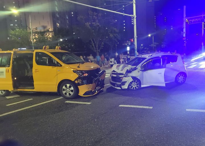 [부산=뉴시스] 23일 오후 8시10분께 부산 강서구의 한 교차로에서 경차가 승합차를 들이받는 사고가 나 3명이 다쳤다. (사진=부산경찰청 제공) 2025.09.24. photo@newsis.com *재판매 및 DB 금지